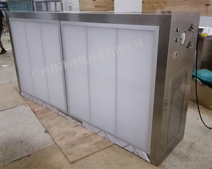 潔凈層流罩它主要由箱體、風(fēng)機(jī)、初效空氣過濾器、高效空氣過濾器、阻尼層、燈具等組成。 潔凈層流罩它主要由箱體、風(fēng)機(jī)、初效空氣過濾器、高效空氣過濾器、阻尼層、燈具等組成。