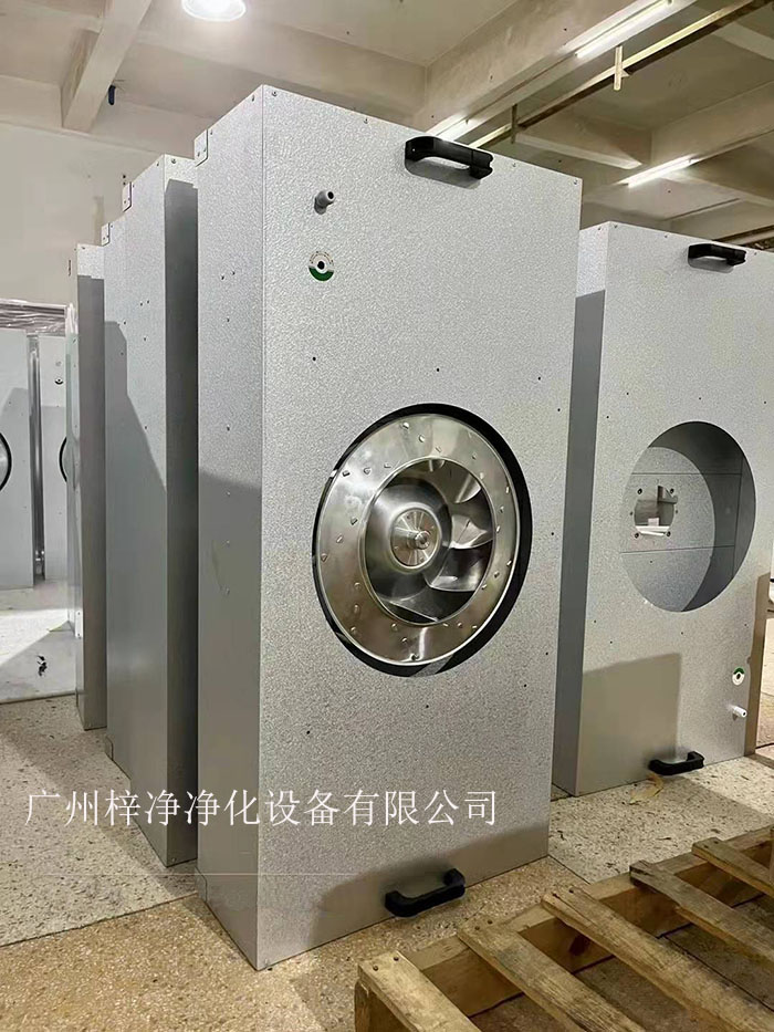 直流FFU適用于半導體、電子、平板顯示器和磁盤驅動器的廠家及光學、生物工業及其它對空氣中污染有嚴格控制要求的地方。