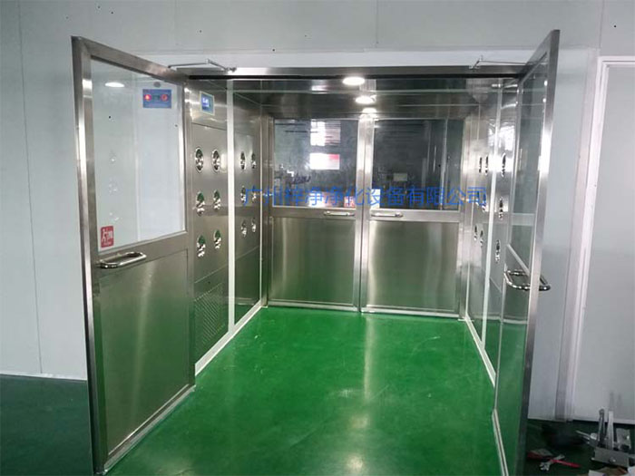 貨淋室主要用于物料表面的除塵,常用于生產(chǎn)線或倉庫的出口處。 貨淋室主要用于物料表面的除塵,常用于生產(chǎn)線或倉庫的出口處。
