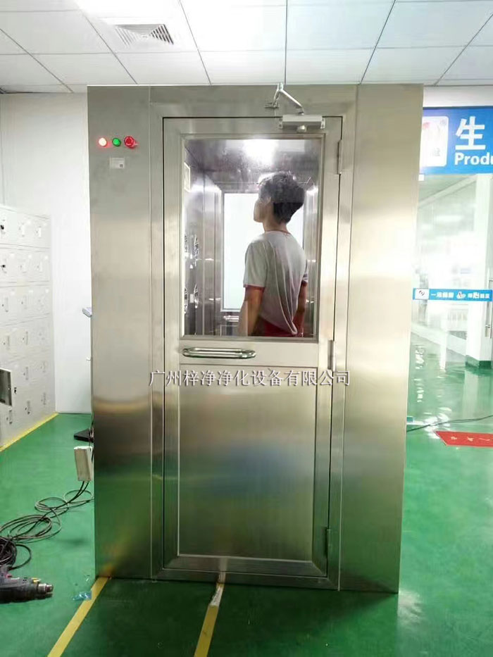 操作前應檢查風淋室各部件是否完好，包括門體、噴嘴、風機、照明等。