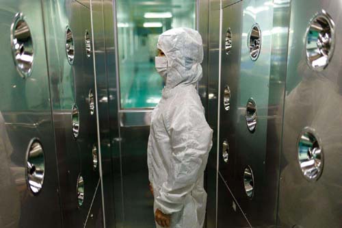 風淋室和貨淋室吹淋過程產生的灰塵通過三重機制實現定向處理。