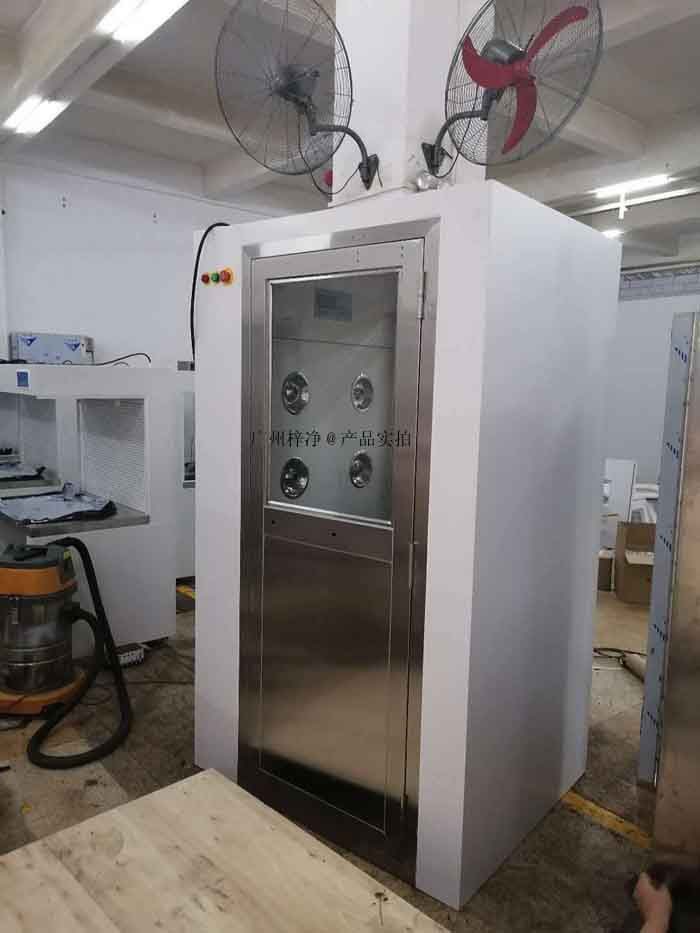 風淋室通過高速氣流的沖擊，使進入潔凈室的人員快速通過一個密封的空間