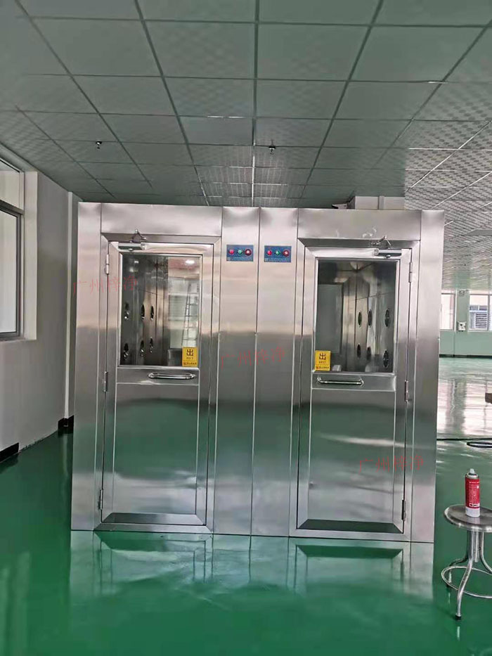 風(fēng)淋室主要功能是通過(guò)快速氣流的作用,去除人員和物料表面攜帶的塵埃和微生物,以確保進(jìn)入潔凈室的人員和物料不會(huì)污染車間環(huán)境。 風(fēng)淋室主要功能是通過(guò)快速氣流的作用,去除人員和物料表面攜帶的塵埃和微生物,以確保進(jìn)入潔凈室的人員和物料不會(huì)污染車間環(huán)境。