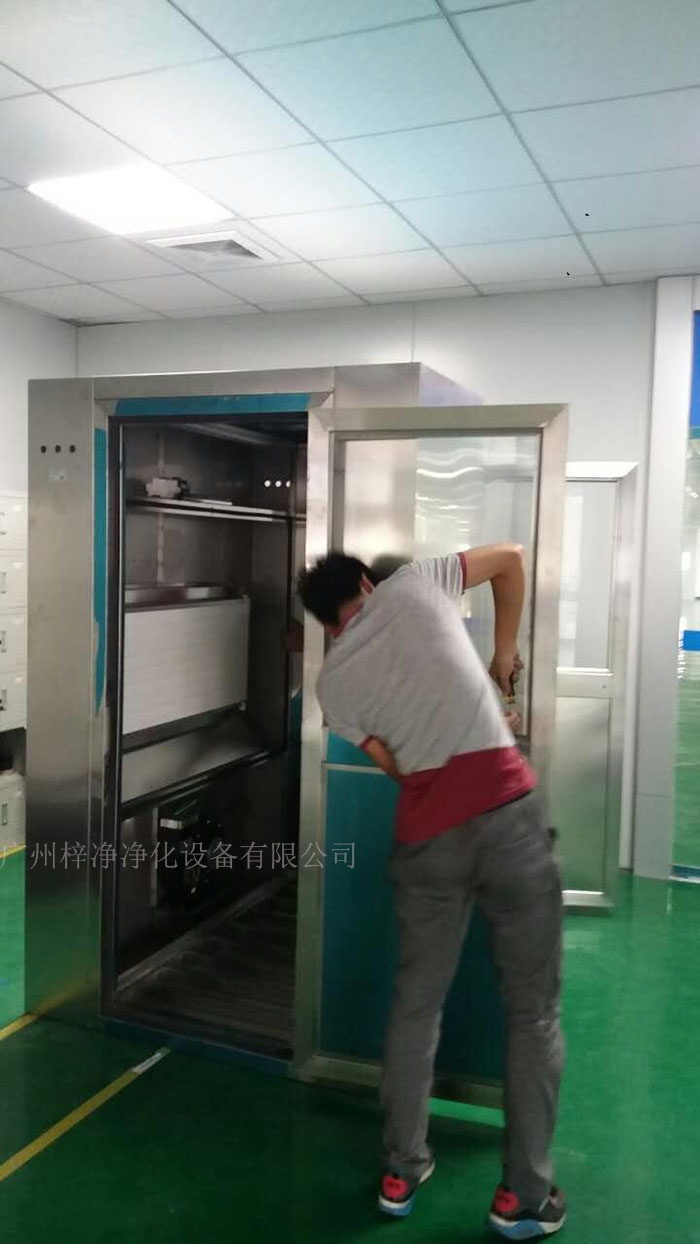 在計劃安裝風(fēng)淋室的位置用粉筆或標(biāo)記筆進行清晰標(biāo)記