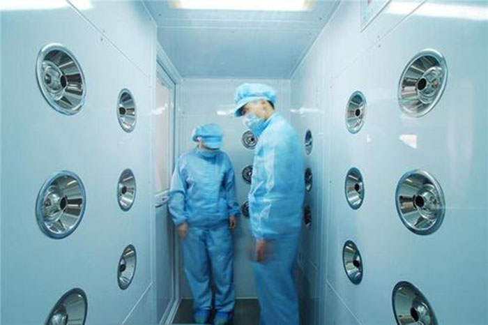 風(fēng)淋室的主要功能是通過高速氣流對人體或物品進(jìn)行瞬間凈化。