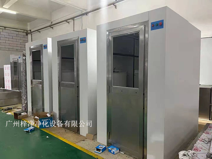 風(fēng)淋室作為潔凈室的人身凈化裝置，對(duì)于維持潔凈室的潔凈度至關(guān)重要。