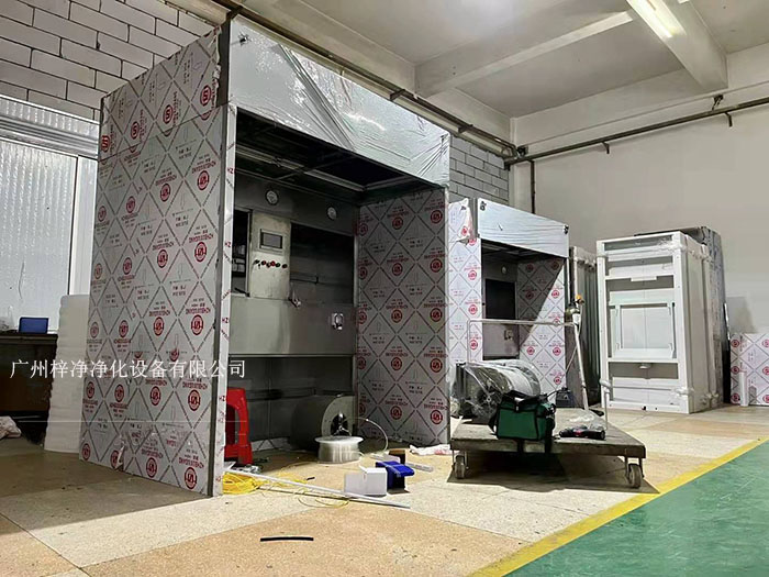 負壓稱稱量罩通過創造一個低氣壓的環境，防止生產過程中的粉塵、揮發物等有害物質逸散到外界環境中，同時確保稱量結果的準確性。