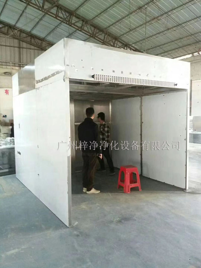 負壓稱稱量罩通過創造一個低氣壓的環境，防止生產過程中的粉塵、揮發物等有害物質逸散到外界環境中，同時確保稱量結果的準確性。