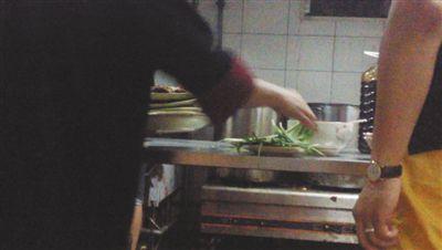 7月23日，漢麗軒烤肉超市昌平店，服務員將幾盤顧客剩菜（左手中疊在一起的是幾盤肉，其右手正整理韭菜）端回后廚，進行整理后準備再送往餐廳自助取餐區供顧客食用。