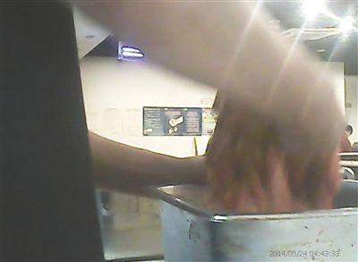 在開餐前，烤肉店一名員工正徒手攪拌肉片。
