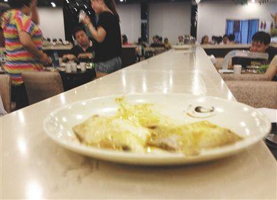 客人剩下的魚，被擺在一旁的石臺上，它們隨后被送往后廚，繞一圈后再次出現在餐臺。
