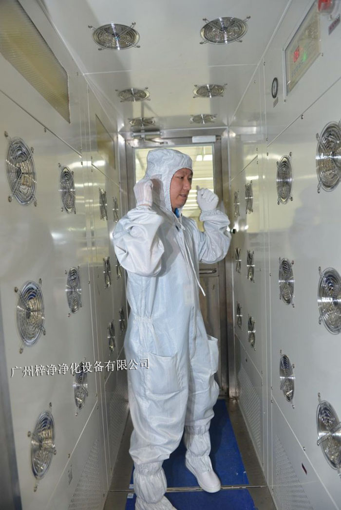 進(jìn)入風(fēng)淋室前正確穿戴規(guī)范